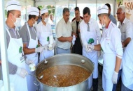 Aşure ikram etti