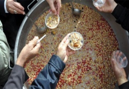 Aşure ikramı önemli bir gelenek