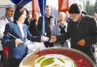 Aşure ikramı sürüyor