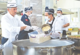 Aşureler servis araçları ile mahallelere dağıtılıyor