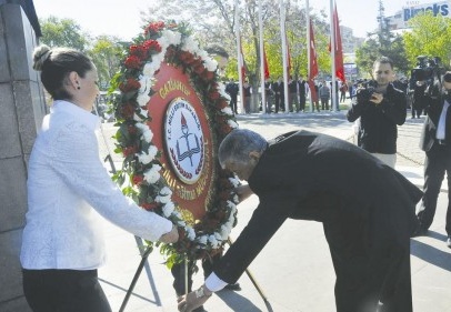 Atatürk Anıtı'na çelenk konuldu