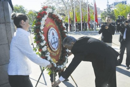 Atatürk Anıtı'na çelenk konuldu