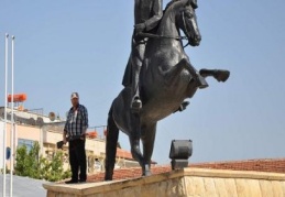 Atatürk heykeline çıkıp, pompalı tüfekle ateş ederek eylem yaptı