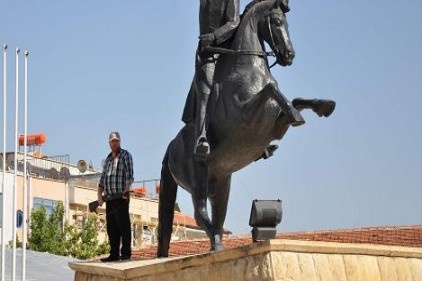 Atatürk heykeline çıkıp, pompalı tüfekle ateş ederek eylem yaptı