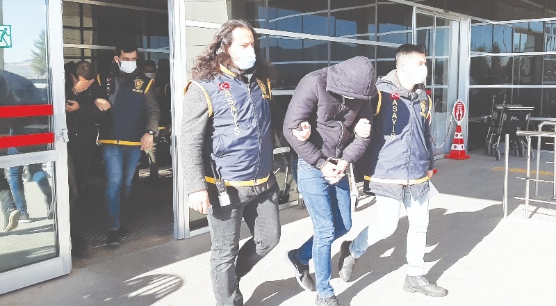 Atatürk ve Cumhuriyet’e hakaret eden polis FETÖ’cü çıktı