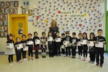 Atatürk’e yazılan mektuplar okul fuaye alanında sergilendi