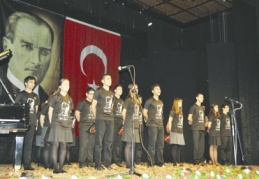 Atatürk’ü anma töreninde öğrenciler duygulu anlar yaşadı