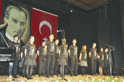 Atatürk&#8217;ü anma töreninde öğrenciler duygulu anlar yaşadı