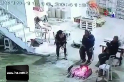 Ateşin etrafında oturuyorlardı, patlamayla neye uğradığını şaşırdılar