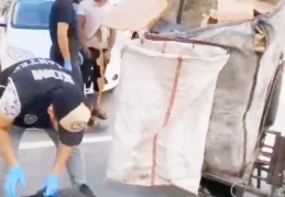Atık kağıt toplama aracından 3 bin paket kaçak sigara çıktı