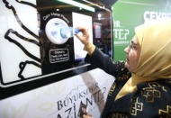 Atıkmatik’e plastik şişe atılıyor Gaziantep kartına yükleme yapılıyor