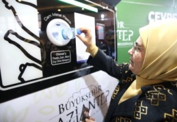 Atıkmatik’e plastik şişe atılıyor Gaziantep kartına yükleme yapılıyor