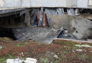 Atıl durumdaki otel binasının otopark kısmı çöktü