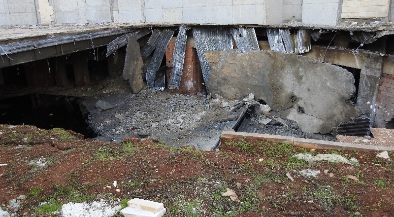 Atıl durumdaki otel binasının otopark kısmı çöktü