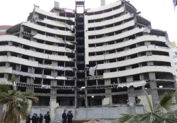 Atıl durumdaki otel binasının otopark kısmı çöktü