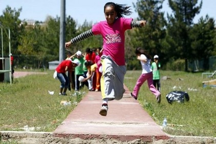 Atletizm Şenliği&#8217;nde çocuklar dostluk için koştular