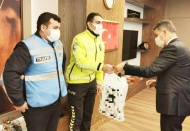 ATM önünde unutulan parayı trafik polisleri buldu