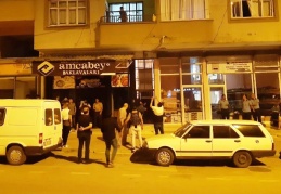 Av tüfeği ve bıçakla ailesini rehin aldı