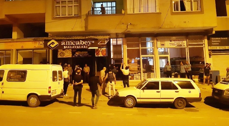 Av tüfeği ve bıçakla ailesini rehin aldı