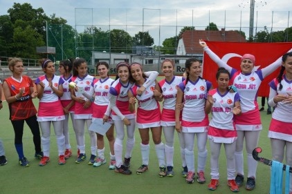 Avrupa Şampiyonu Hokeyciler Kupalarıyla yurda dönüyor 
