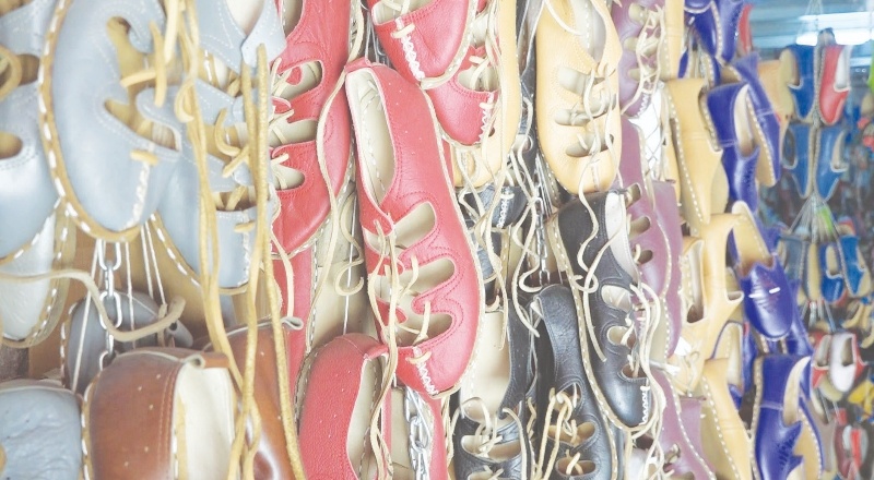 Ayak kokusundan kurtulmak isteyen bu ayakkabıya yöneliyor