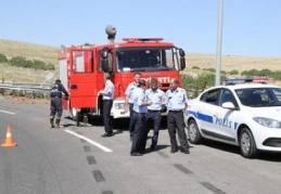 Aydınlanma direğine çarpıp takla attı, şoförünün burnu bile kanamadı