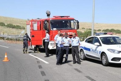 Aydınlanma direğine çarpıp takla attı, şoförünün burnu bile kanamadı