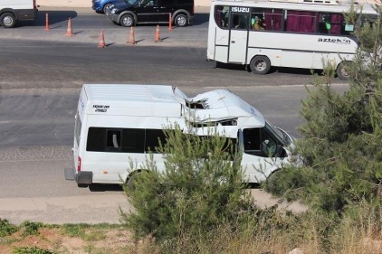 Aydınlatma direği minibüsün üzerine düştü