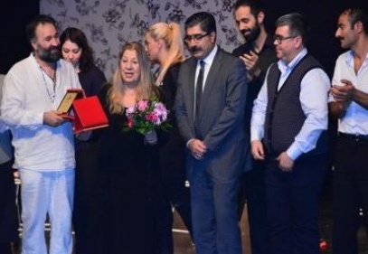 Ayla Algan ve senarist Vedat Diri’ye Konsolos Özkan Durmaz onur plaketi verdi