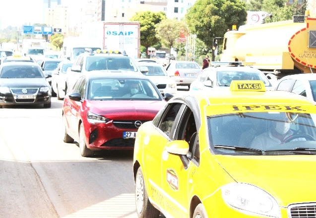 Aylardır bitmeyen İpekyolu çalışması trafiği felç ediyor
