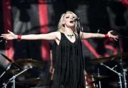 Aylin Aslım geliyor