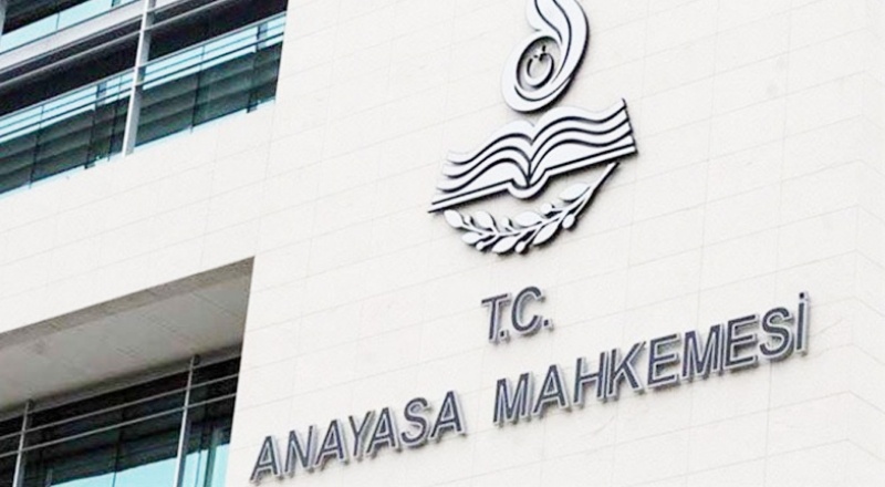 AYM, KHK'lılara uygulanan iki ibareyi iptal etti