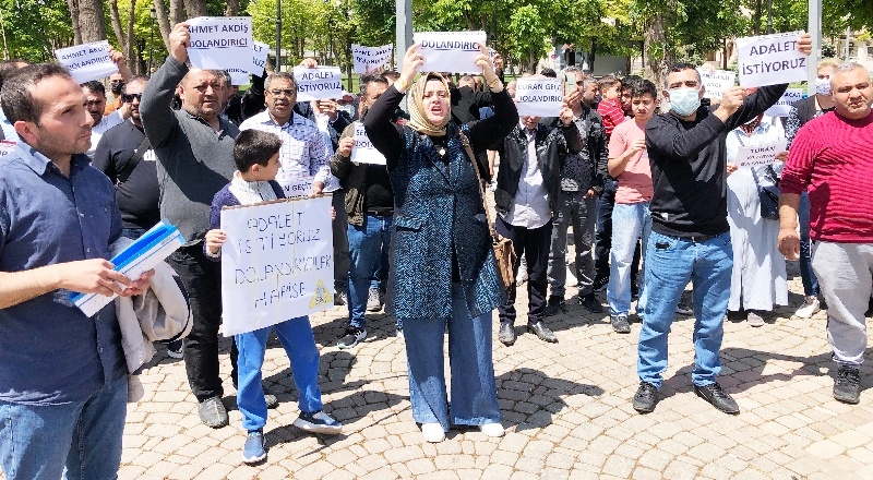 Aynı daireyi çok sayıda kişiye satarak 60 milyon lira dolandırdılar