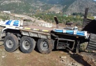 Aynı yerde bir gün arayla ikinci bir kamyon kayalıklara uçtu