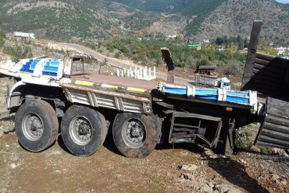 Aynı yerde bir gün arayla ikinci bir kamyon kayalıklara uçtu