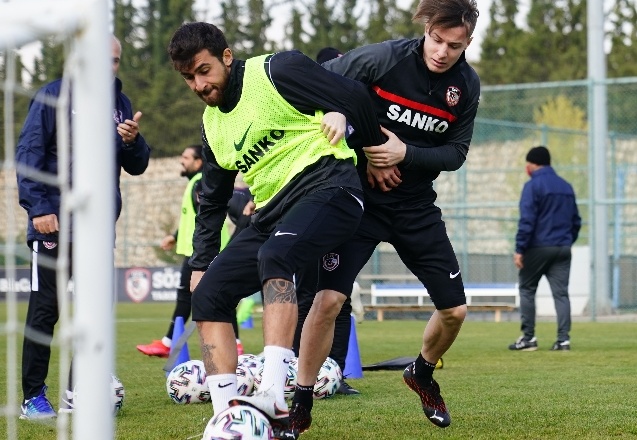 Aziz Tetteh ve Nouha Dicko takımla antrenmana katıldı