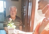 Babalara çiçek dağıtıldı