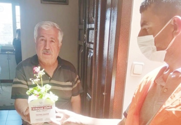 Babalara çiçek dağıtıldı