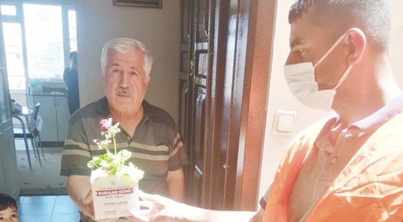 Babalara çiçek dağıtıldı