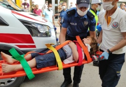 Babasının elini bırakıp, caddeye koştu