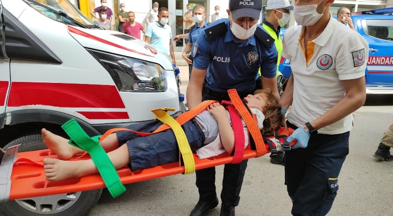Babasının elini bırakıp, caddeye koştu