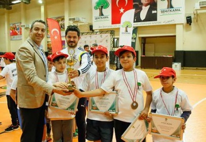 Badminton turnuvasına 25 farklı okuldan 125 minik raket katıldı
