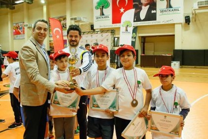 Badminton turnuvasına 25 farklı okuldan 125 minik raket katıldı