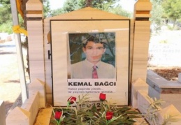 Bağcı mezarı başında anıldı 