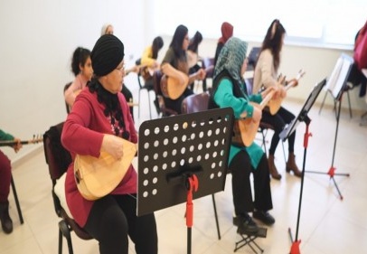 Bağlama çalmayı öğreniyorlar