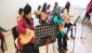 Bağlama çalmayı öğreniyorlar