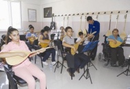 Bağlama kursuna katılarak hayallerini geçeklştiriyor