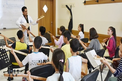Bağlama öğreniyorlar