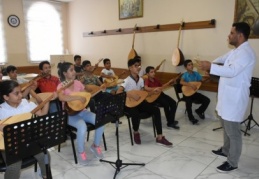 Bağlama ve gitar öğreniyorlar