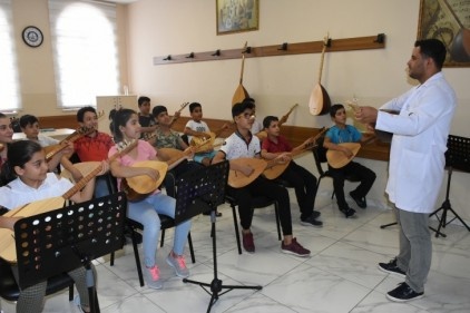 Bağlama ve gitar öğreniyorlar